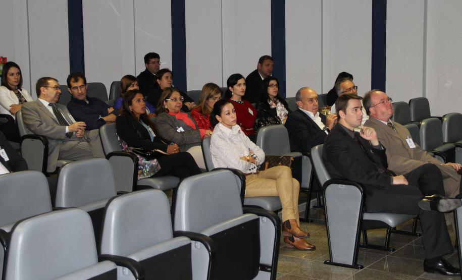 O diretor-presidente da Administração dos Portos de Paranaguá e Antonina (Appa), Luiz Henrique Dividino, e a diretora jurídica, Jacqueline Wendpap, recepcionaram, na última sexta-feira (3), magistrados e equipe técnica do Tribunal Regional do Trabalho da 9ª Região (TRT 9ª Região).  O grupo, de 25 representantes do Judiciário Paranaense, receberam informações e conheceram as dependências do Porto de Paranaguá.