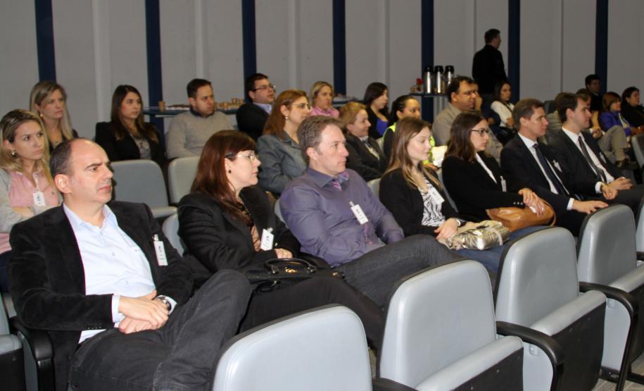 O diretor-presidente da Administração dos Portos de Paranaguá e Antonina (Appa), Luiz Henrique Dividino, e a diretora jurídica, Jacqueline Wendpap, recepcionaram, na última sexta-feira (3), magistrados e equipe técnica do Tribunal Regional do Trabalho da 9ª Região (TRT 9ª Região).  O grupo, de 25 representantes do Judiciário Paranaense, receberam informações e conheceram as dependências do Porto de Paranaguá.