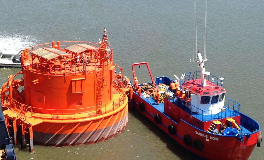 Nesta quinta-feira (8), o Porto de Paranaguá recebeu mais um navio com carga especial. O  M/V Palmerton trouxe três monoboias para projeto da Petrobras. Uma dessas foi descarregada no terminal paranaense e vai auxiliar os trabalhos na bacia de extração já em operação em São Francisco do Sul (SC). As outras duas seguem para o Rio Grande do Sul.