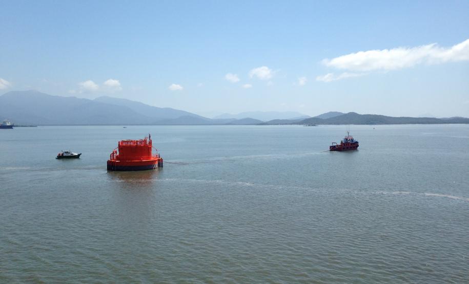 Nesta quinta-feira (8), o Porto de Paranaguá recebeu mais um navio com carga especial. O  M/V Palmerton trouxe três monoboias para projeto da Petrobras. Uma dessas foi descarregada no terminal paranaense e vai auxiliar os trabalhos na bacia de extração já em operação em São Francisco do Sul (SC). As outras duas seguem para o Rio Grande do Sul.