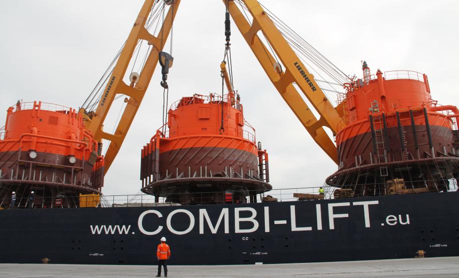 Nesta quinta-feira (8), o Porto de Paranaguá recebeu mais um navio com carga especial. O  M/V Palmerton trouxe três monoboias para projeto da Petrobras. Uma dessas foi descarregada no terminal paranaense e vai auxiliar os trabalhos na bacia de extração já em operação em São Francisco do Sul (SC). As outras duas seguem para o Rio Grande do Sul.