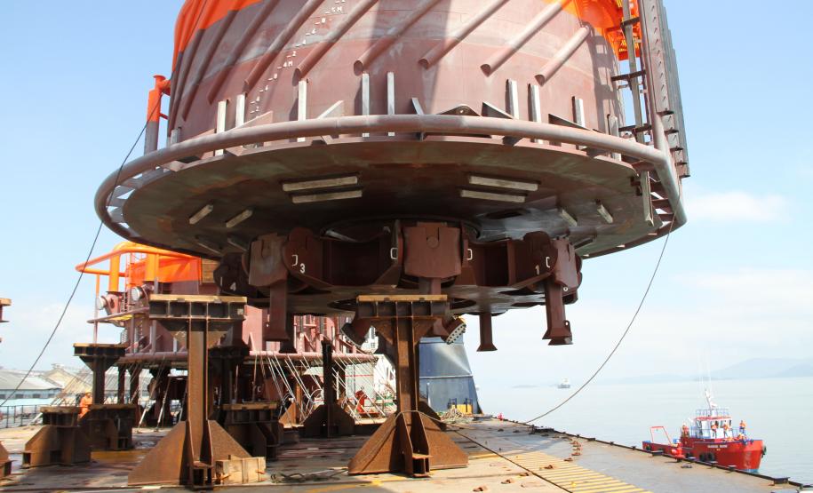 Nesta quinta-feira (8), o Porto de Paranaguá recebeu mais um navio com carga especial. O  M/V Palmerton trouxe três monoboias para projeto da Petrobras. Uma dessas foi descarregada no terminal paranaense e vai auxiliar os trabalhos na bacia de extração já em operação em São Francisco do Sul (SC). As outras duas seguem para o Rio Grande do Sul.