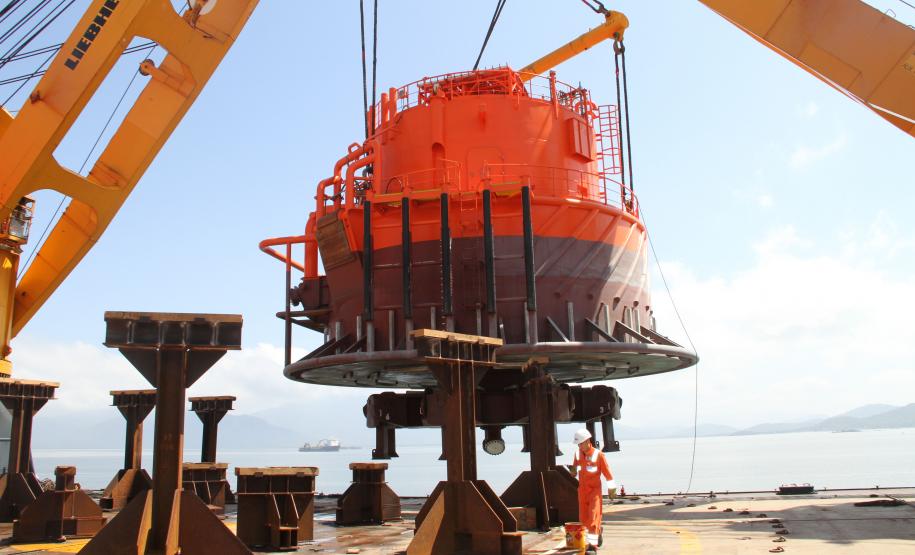 Nesta quinta-feira (8), o Porto de Paranaguá recebeu mais um navio com carga especial. O  M/V Palmerton trouxe três monoboias para projeto da Petrobras. Uma dessas foi descarregada no terminal paranaense e vai auxiliar os trabalhos na bacia de extração já em operação em São Francisco do Sul (SC). As outras duas seguem para o Rio Grande do Sul.