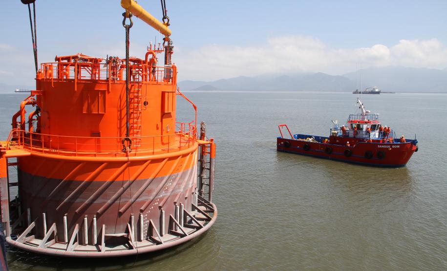 Nesta quinta-feira (8), o Porto de Paranaguá recebeu mais um navio com carga especial. O  M/V Palmerton trouxe três monoboias para projeto da Petrobras. Uma dessas foi descarregada no terminal paranaense e vai auxiliar os trabalhos na bacia de extração já em operação em São Francisco do Sul (SC). As outras duas seguem para o Rio Grande do Sul.