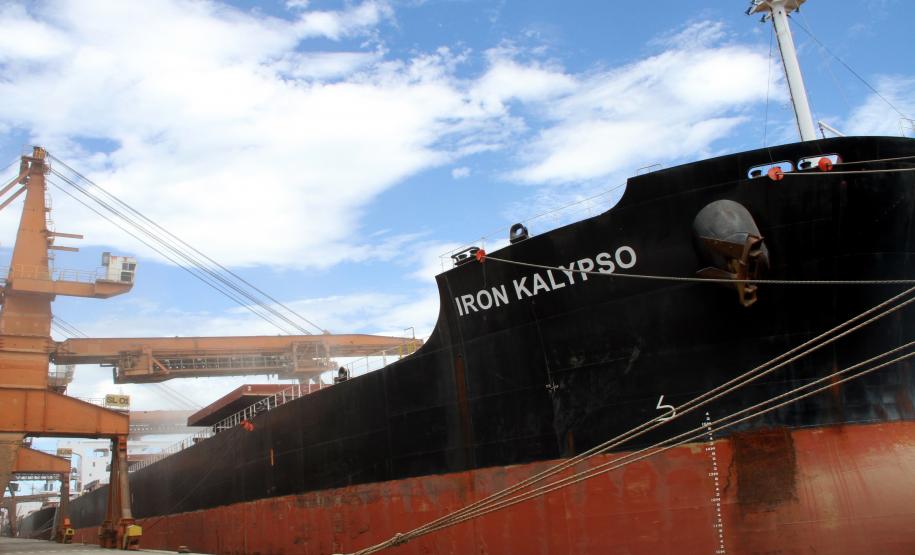 Entre os destaques, as exportações de soja, em grão e farelo, seguem registrando alta. Ao todo, o Porto de Paranaguá exportou 7,4 milhões de toneladas de soja, o que representou alta de 5% em relação ao volume exportado no mesmo período do ano passado. E foram 4,1 milhões de toneladas de farelo – uma alta de 4% no comparativo com o mesmo período de 2013.