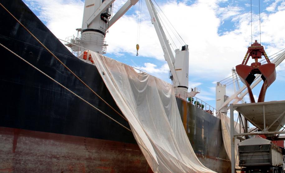 Nos importados, os fertilizantes seguem liderando a movimentação. Foram 7,5 milhões de toneladas do produto, até setembro, o que representou alta de 5% em relação a 2013.