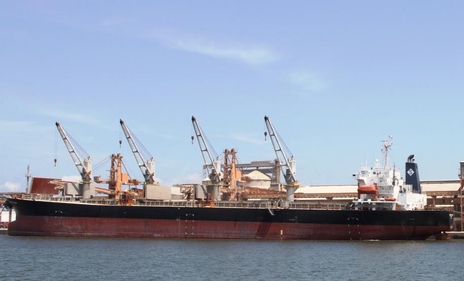 Os portos de Paranaguá e Antonina movimentaram, até setembro, 35,4 milhões de toneladas de produtos. O volume é pouco maior do que o registrado no mesmo período de 2013 – alta de 1%.