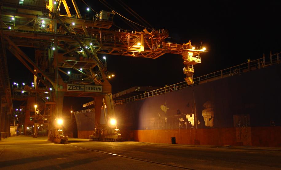 A Administração dos Portos de Paranaguá e Antonina (Appa) acaba de assinar um contrato para a construção de infraestrutura de sistemas de iluminação e rede de dutos técnicos para os portos de Paranaguá e Antonina. Ao todo, a Appa investirá, em recursos próprios, R$21,29 milhões para a realização dos serviços. O contrato tem prazo de 12 meses para ser executado.