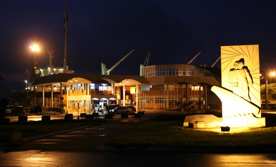 Appa investe R$ 21 milhões para modernizar sistemas de iluminação na área portuária A Administração dos Portos de Paranaguá e Antonina (Appa) acaba de assinar um contrato para a construção de infraestrutura de sistemas de iluminação e rede de dutos técnicos para os portos de Paranaguá e Antonina. Ao todo, a Appa investirá, em recursos próprios, R$21,29 milhões para a realização dos serviços. O contrato tem prazo de 12 meses para ser executado.