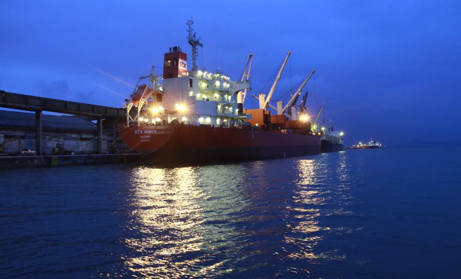 Appa investe R$ 21 milhões para modernizar sistemas de iluminação na área portuária A Administração dos Portos de Paranaguá e Antonina (Appa) acaba de assinar um contrato para a construção de infraestrutura de sistemas de iluminação e rede de dutos técnicos para os portos de Paranaguá e Antonina. Ao todo, a Appa investirá, em recursos próprios, R$21,29 milhões para a realização dos serviços. O contrato tem prazo de 12 meses para ser executado.