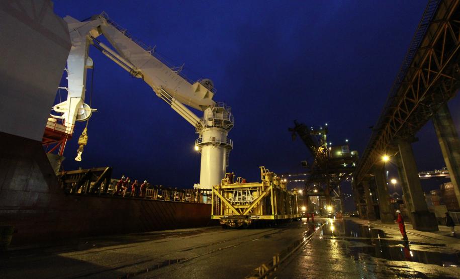 A Administração dos Portos de Paranaguá e Antonina (Appa) acaba de assinar um contrato para a construção de infraestrutura de sistemas de iluminação e rede de dutos técnicos para os portos de Paranaguá e Antonina. Ao todo, a Appa investirá, em recursos próprios, R$21,29 milhões para a realização dos serviços. O contrato tem prazo de 12 meses para ser executado.