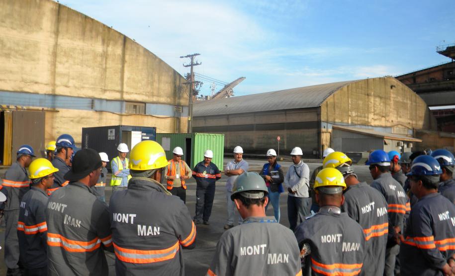 A cada quinze dias, desde o início do ano, a Administração dos Portos de Paranaguá e Antonina (Appa) realiza com os trabalhadores da área portuária, um diálogo de Segurança, Meio Ambiente e Saúde (DSMS).