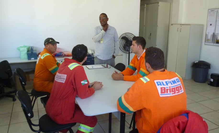 A cada quinze dias, desde o início do ano, a Administração dos Portos de Paranaguá e Antonina (Appa) realiza com os trabalhadores da área portuária, um diálogo de Segurança, Meio Ambiente e Saúde (DSMS).