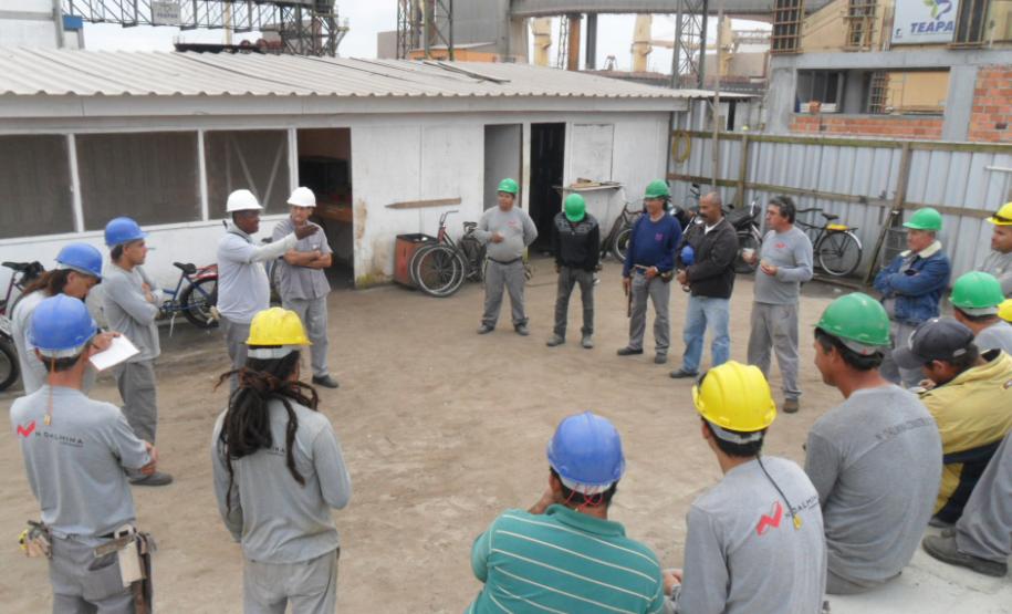 A cada quinze dias, desde o início do ano, a Administração dos Portos de Paranaguá e Antonina (Appa) realiza com os trabalhadores da área portuária, um diálogo de Segurança, Meio Ambiente e Saúde (DSMS).