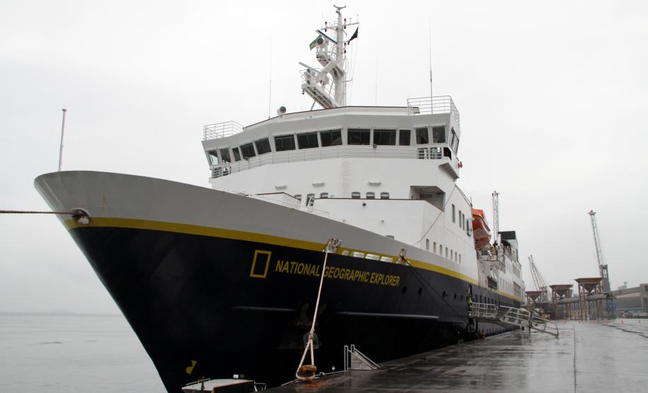 Atracou esta manhã (20), no Porto de Paranaguá, o navio de passageiros National Geographic. É o primeiro navio de passageiros a atracar em Paranaguá nesta temporada. A embarcação retorna ao Litoral do Estado com cem passageiros e 97 tripulantes a bordo. O navio faz apenas uma escala técnica em Paranaguá e parte no fim da tarde rumo ao Rio Grande do Sul.