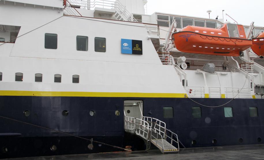 Os passageiros aproveitaram a parada técnica para conhecer as belezas da região. Enquanto um grupo optou conhecer a Serra do Mar de trem, outro foi de barco até Guaraqueçaba.