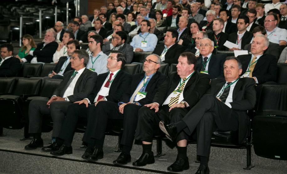 Empresários e representantes do setor produtivo participaram, nesta terça-feira (21), em Curitiba, do Simpósio Sindiadubos, promovido pelo Sindicato da Indústria de Adubos e Corretivos Agrícolas do Paraná.