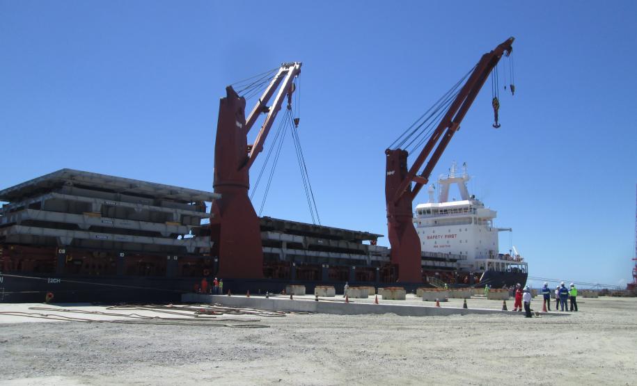 De acordo com o diretor de Operações da Appa, Luiz Teixeira da Silva Junior, as peças a serem descarregadas – com dimensões variando entre dez e 19 metros de largura por comprimentos que vão de 22 a 33 metros – não poderiam ser descarregadas no Porto de Paranaguá.