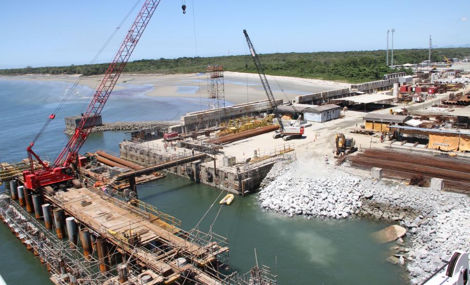 De acordo com o gerente administrativo-financeiro do consórcio Technip/Techint, José Carlos Sá da Silva, o cais do canteiro de obras está sendo ampliado. “Acreditamos que nos próximos cinco meses terminaremos a construção. Serão 300 metros de cais, o que nos tornará aptos para receber o casco do navio que vai compor o projeto P76”, explicou. O casco do navio-plataforma virá da China, completamente montado. A expectativa é que esta estrutura chegue por volta de setembro do próximo ano.