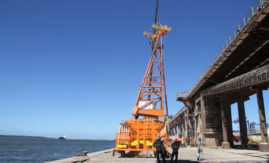 Estão bem adiantados os trabalhos de montagem dos novos carregadores de navios do Corredor de Exportação do Porto de Paranaguá. Dois dos quatro novos shiploaders já estão sendo montados no cais do Porto, sendo que o primeiro deles está no último estágio de montagem, no nível quatro dos pórticos superiores.