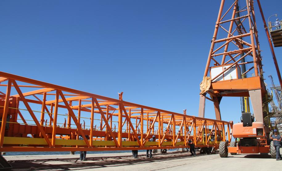 Estão bem adiantados os trabalhos de montagem dos novos carregadores de navios do Corredor de Exportação do Porto de Paranaguá. Dois dos quatro novos shiploaders já estão sendo montados no cais do Porto, sendo que o primeiro deles está no último estágio de montagem, no nível quatro dos pórticos superiores.