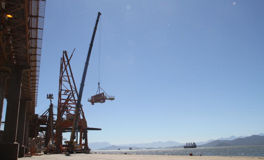 Estão bem adiantados os trabalhos de montagem dos novos carregadores de navios do Corredor de Exportação do Porto de Paranaguá. Dois dos quatro novos shiploaders já estão sendo montados no cais do Porto, sendo que o primeiro deles está no último estágio de montagem, no nível quatro dos pórticos superiores.