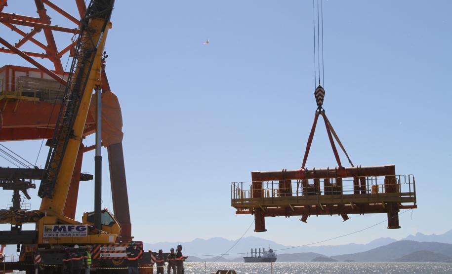 Estão bem adiantados os trabalhos de montagem dos novos carregadores de navios do Corredor de Exportação do Porto de Paranaguá. Dois dos quatro novos shiploaders já estão sendo montados no cais do Porto, sendo que o primeiro deles está no último estágio de montagem, no nível quatro dos pórticos superiores.