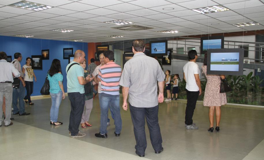No total, são 15 imagens espalhadas pelo saguão de entrada da sede da Administração dos Portos de Paranaguá e Antonina (Appa), em Paranaguá. As fotos foram selecionadas entre 60 inscritas no Concurso Fotográfico “Porto e Sustentabilidade”, promovido em comemoração à Semana de Meio Ambiente – no último mês de maio. A abertura da exposição foi no final da tarde da última terça-feira (4/11).
