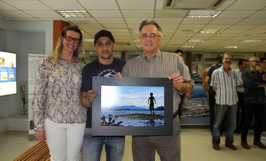 Em terceiro lugar, a foto de Adriano de Almeida (do menino se banhando próximo à área do Porto).