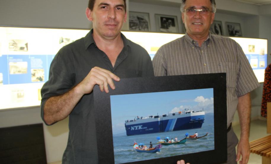 Junto com a diretora, o diretor de engenharia e manutenção da Appa, Paulinho Dalmaz, entregou os troféus aos três primeiros colocados e, como recordação, as cinco primeiras fotos ampliadas aos autores. Na foto, Paulo Bastos, o quinto colocado com a foto mais curtida.