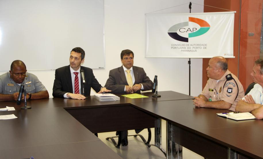 Representantes das Comissões Nacional e Estadual de Segurança Pública nos Portos, Terminais e Vias Navegáveis (Conportos e Cesportos) entregaram, nesta quinta-feira (06), em Paranaguá, sete certificados de cumprimento das exigências do ISPS Code (código internacional de segurança na atividade portuária).
