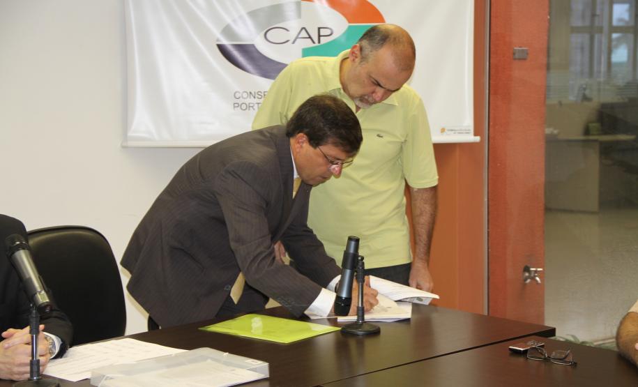 Representantes das Comissões Nacional e Estadual de Segurança Pública nos Portos, Terminais e Vias Navegáveis (Conportos e Cesportos) entregaram, nesta quinta-feira (06), em Paranaguá, sete certificados de cumprimento das exigências do ISPS Code (código internacional de segurança na atividade portuária).