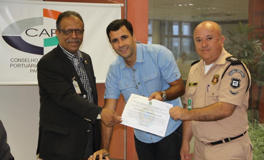 Representantes das Comissões Nacional e Estadual de Segurança Pública nos Portos, Terminais e Vias Navegáveis (Conportos e Cesportos) entregaram, nesta quinta-feira (06), em Paranaguá, sete certificados de cumprimento das exigências do ISPS Code (código internacional de segurança na atividade portuária).