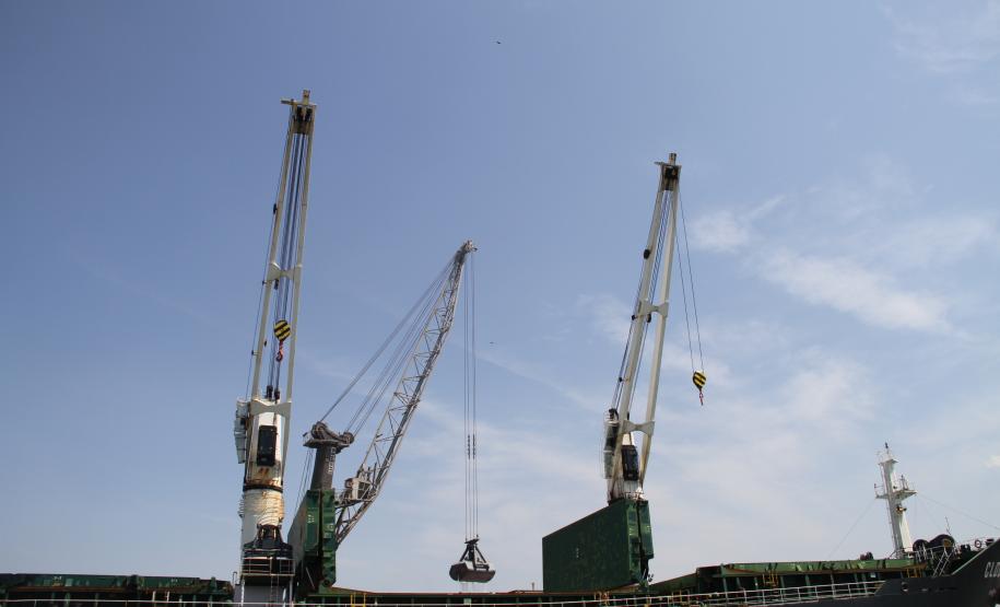 O volume de fertilizantes que entrou no país, pelo Porto de Paranaguá, está maior este ano.