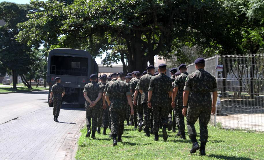 Oficiais e alunos do 5º Batalhão Logístico (5º Blog) do Exército Brasileiro estiveram, nesta terça-feira (11), no Porto de Paranaguá. O grupo de 61 militares fez um reconhecimento da área onde, quando graduados, os 40 aspirantes a oficiais farão a vistoria em caso de operações de segurança ou que envolvam a logística de material bélico ou de natureza explosiva.