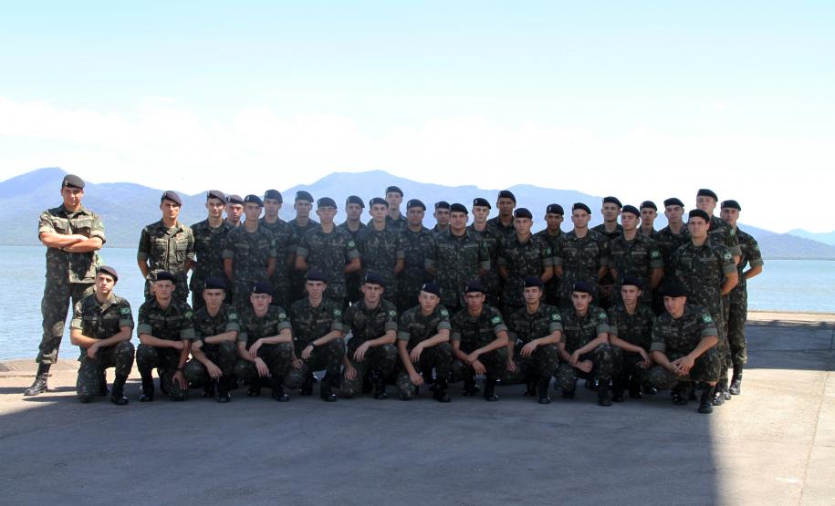 Oficiais e alunos do 5º Batalhão Logístico (5º Blog) do Exército Brasileiro estiveram, nesta terça-feira (11), no Porto de Paranaguá. O grupo de 61 militares fez um reconhecimento da área onde, quando graduados, os 40 aspirantes a oficiais farão a vistoria em caso de operações de segurança ou que envolvam a logística de material bélico ou de natureza explosiva.
