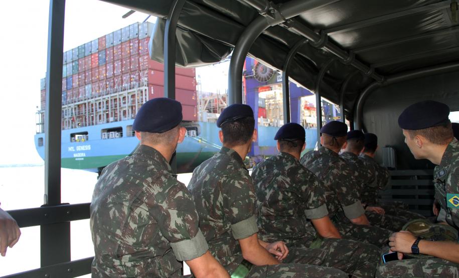 Oficiais e alunos do 5º Batalhão Logístico (5º Blog) do Exército Brasileiro estiveram, nesta terça-feira (11), no Porto de Paranaguá. O grupo de 61 militares fez um reconhecimento da área onde, quando graduados, os 40 aspirantes a oficiais farão a vistoria em caso de operações de segurança ou que envolvam a logística de material bélico ou de natureza explosiva.