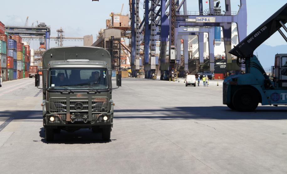 Oficiais e alunos do 5º Batalhão Logístico (5º Blog) do Exército Brasileiro estiveram, nesta terça-feira (11), no Porto de Paranaguá. O grupo de 61 militares fez um reconhecimento da área onde, quando graduados, os 40 aspirantes a oficiais farão a vistoria em caso de operações de segurança ou que envolvam a logística de material bélico ou de natureza explosiva.