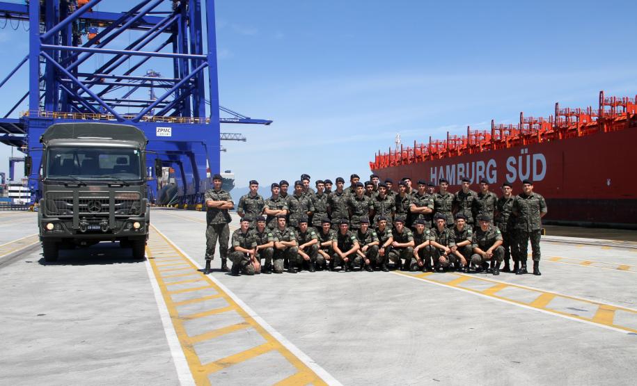 Oficiais e alunos do 5º Batalhão Logístico (5º Blog) do Exército Brasileiro estiveram, nesta terça-feira (11), no Porto de Paranaguá. O grupo de 61 militares fez um reconhecimento da área onde, quando graduados, os 40 aspirantes a oficiais farão a vistoria em caso de operações de segurança ou que envolvam a logística de material bélico ou de natureza explosiva.