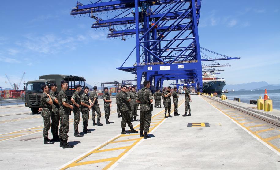 Oficiais e alunos do 5º Batalhão Logístico (5º Blog) do Exército Brasileiro estiveram, nesta terça-feira (11), no Porto de Paranaguá. O grupo de 61 militares fez um reconhecimento da área onde, quando graduados, os 40 aspirantes a oficiais farão a vistoria em caso de operações de segurança ou que envolvam a logística de material bélico ou de natureza explosiva.