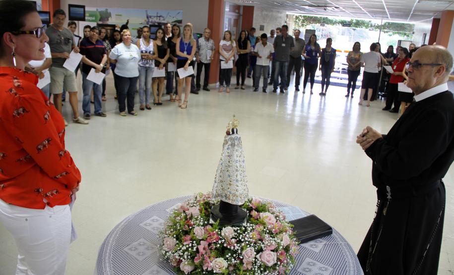 Representando a Administração dos Portos do Paraná, a imagem foi recebida pela diretora Administrativo-financeira Xênia Arnt, que fez os agradecimentos.