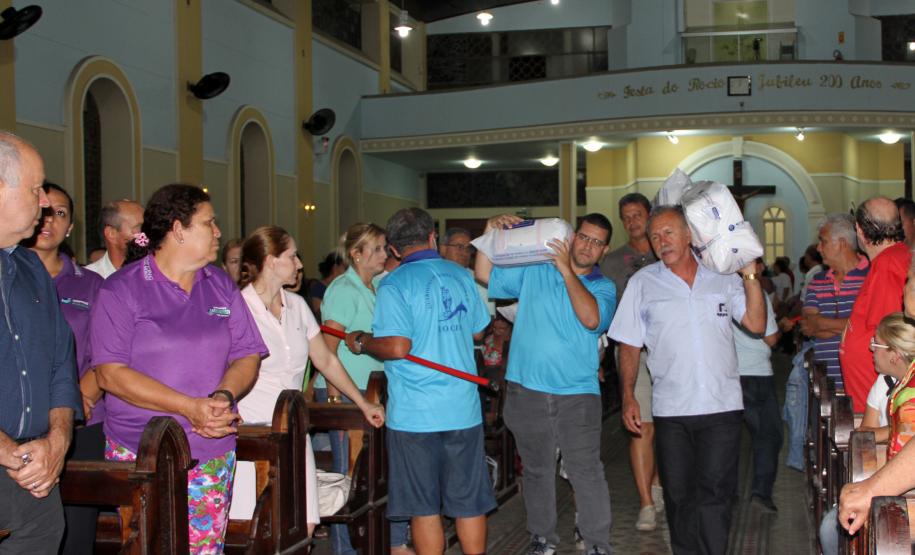 Um Grupo de Voluntários da Administração dos Portos de Paranaguá e Antonina (Grappa), formado pelos funcionários da Appa, entregou, no último dia 11, a doação de 303 cestas básicas para o Santuário de Nossa Senhora do Rocio.