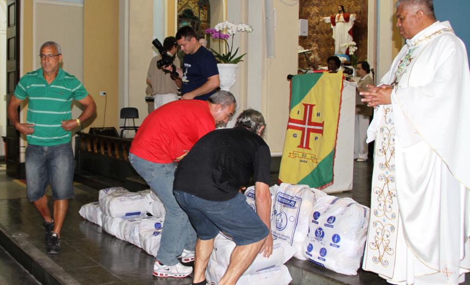 Um Grupo de Voluntários da Administração dos Portos de Paranaguá e Antonina (Grappa), formado pelos funcionários da Appa, entregou, no último dia 11, a doação de 303 cestas básicas para o Santuário de Nossa Senhora do Rocio.