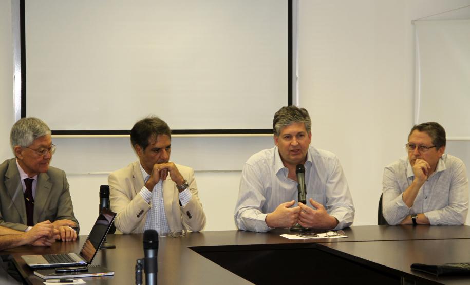 O secretário estadual de infraestrutura e logística, José Richa Filho, e o secretário estadual de planejamento, Cássio Taniguchi, participaram, na manhã desta terça-feira (18), em Paranaguá, da reunião do Grupo de Trabalho criado para analisar e propor adequações à poligonal do porto organizado à luz da nova lei dos portos.