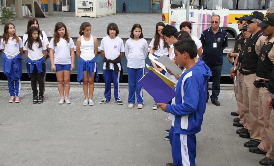 Nesta quarta-feira (19), os alunos do sexto ano da Escola Estadual Faria Sobrinho, de Paranaguá, e os trabalhadores da Administração dos Portos de Paranaguá e Antonina (Appa) fizeram, juntos, a cerimônia da troca da flâmula do portão principal do Porto de Paranaguá. O ato cívico, com participação da Polícia Militar do Paraná, marcou o Dia da Bandeira.