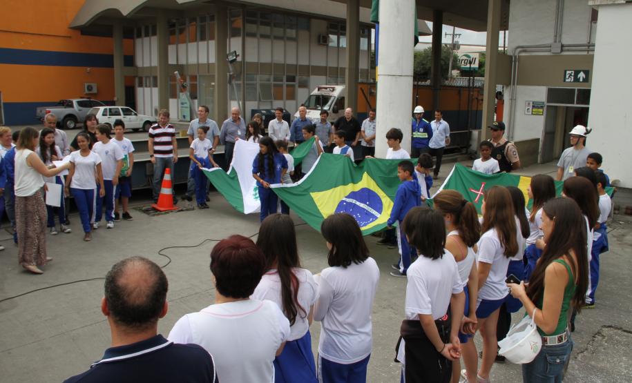 Nesta quarta-feira (19), os alunos do sexto ano da Escola Estadual Faria Sobrinho, de Paranaguá, e os trabalhadores da Administração dos Portos de Paranaguá e Antonina (Appa) fizeram, juntos, a cerimônia da troca da flâmula do portão principal do Porto de Paranaguá. O ato cívico, com participação da Polícia Militar do Paraná, marcou o Dia da Bandeira.