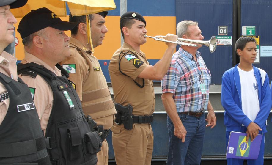 Nesta quarta-feira (19), os alunos do sexto ano da Escola Estadual Faria Sobrinho, de Paranaguá, e os trabalhadores da Administração dos Portos de Paranaguá e Antonina (Appa) fizeram, juntos, a cerimônia da troca da flâmula do portão principal do Porto de Paranaguá. O ato cívico, com participação da Polícia Militar do Paraná, marcou o Dia da Bandeira.
