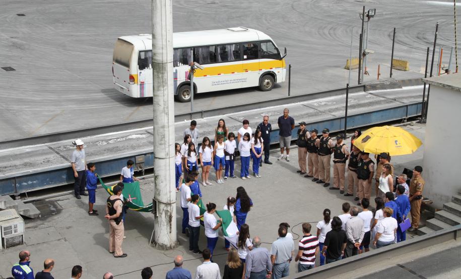 Nesta quarta-feira (19), os alunos do sexto ano da Escola Estadual Faria Sobrinho, de Paranaguá, e os trabalhadores da Administração dos Portos de Paranaguá e Antonina (Appa) fizeram, juntos, a cerimônia da troca da flâmula do portão principal do Porto de Paranaguá. O ato cívico, com participação da Polícia Militar do Paraná, marcou o Dia da Bandeira.