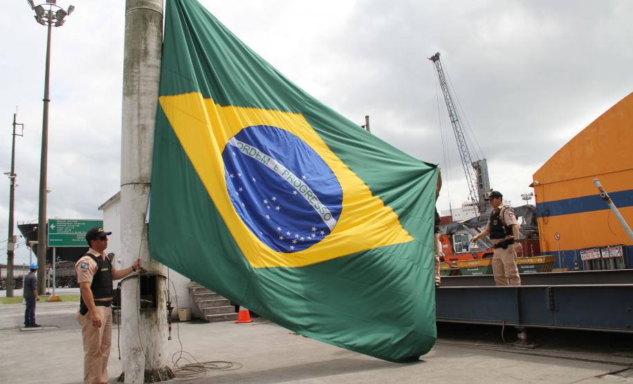 Nesta quarta-feira (19), os alunos do sexto ano da Escola Estadual Faria Sobrinho, de Paranaguá, e os trabalhadores da Administração dos Portos de Paranaguá e Antonina (Appa) fizeram, juntos, a cerimônia da troca da flâmula do portão principal do Porto de Paranaguá. O ato cívico, com participação da Polícia Militar do Paraná, marcou o Dia da Bandeira.