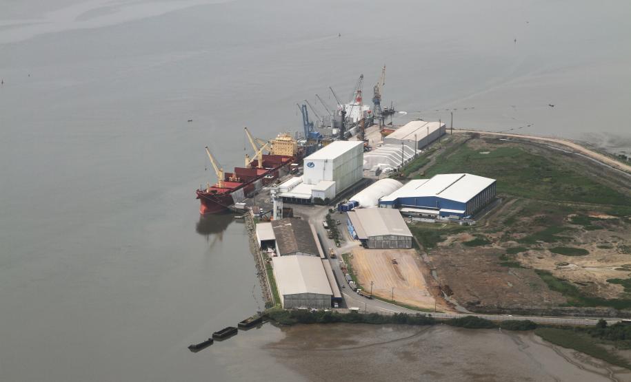 Reajuste no ISS de Antonina pode afastar investimentos portuários no município Uma lei municipal que entra em vigor a partir de janeiro de 2015 pode tornar a cidade de Antonina menos competitiva para investimentos no setor portuário. É que o município aprovou o aumento na cobrança da alíquota do Imposto Sobre Serviços (ISS) que passará a ser de 4%.